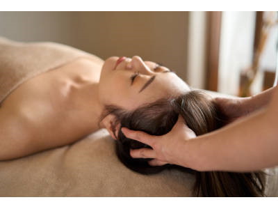 Cloe up of a women getting a head spa treatment